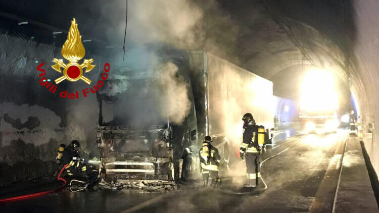 Camion a fuoco in galleria, riaperto il tratto dell’A1