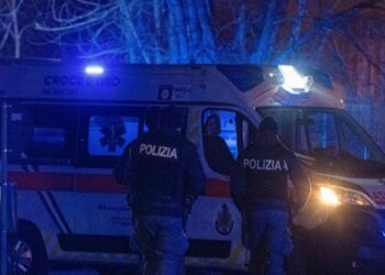 L’agente che ha sparato è indagato, interrogato in Questura a Milano