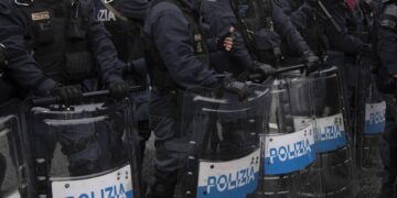 Agenti sotto processo solo su richiesta del ministro: ddl di Fratelli d’Italia, poi la marcia indietro