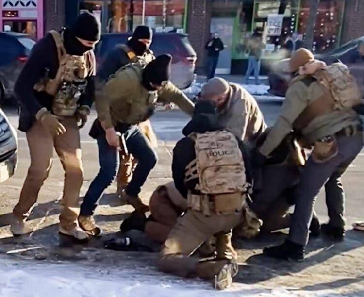 Minneapolis, Pretti ucciso da agenti: i video e la pistola, l’inchiesta. Trump: “Consegnateci immigrati illegali”
