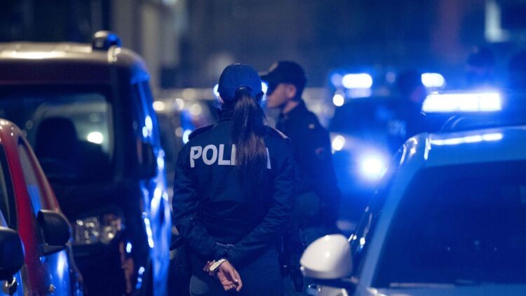 Tenta di sottrarre bimba alla madre in un supermercato, arrestato