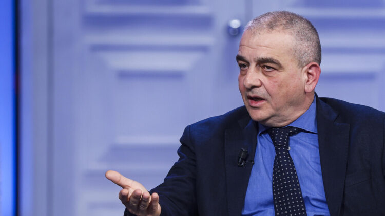 ‘Putin voterebbe no al referendum’, scontro su Fazzolari