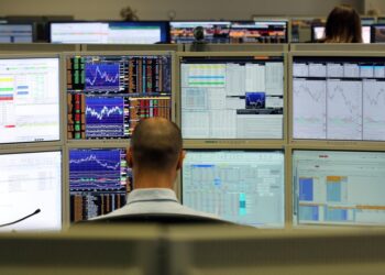 Borsa: Milano in rialzo con l’Europa, volano Moncler e Unipol