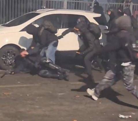 Torino, chi è l’agente aggredito nel corteo per Askatasuna