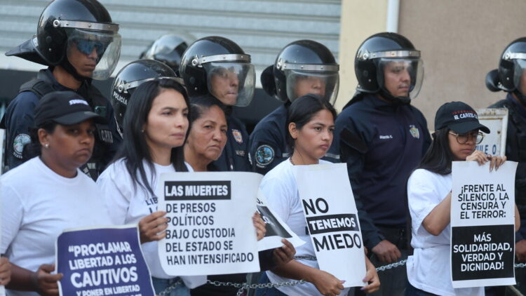 Venezuela, familiari si incatenano per la liberazione dei prigionieri politici