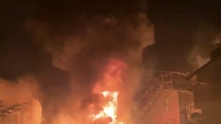 Vasto incendio nel Catanzarese, distrutti 3 negozi e famiglie evacuate