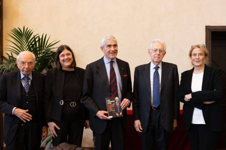 Casini ai giovani all’Università Cattolica, ‘impegnatevi in politica’