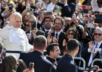 Il Papa ai giovani, ‘fate tacere il frastuono delle chat e dei reel’