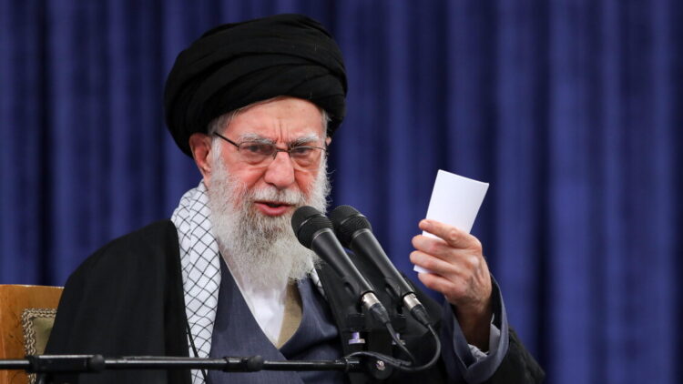 Media iraniani: ‘Morti figlia, genero e nipote di Khamenei’