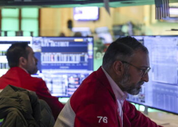 Il petrolio sale sopra i 100 dollari, prima volta dal 2022