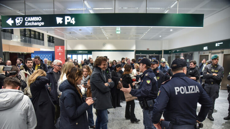 Studenti rientrati dagli Emirati fra abbracci e baci, ‘siamo a casa’