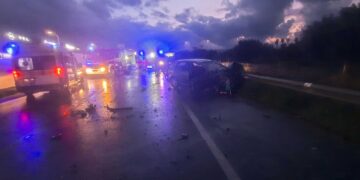 Auto sbanda e sbatte su guardrail, bilancio è di un morto e un ferito