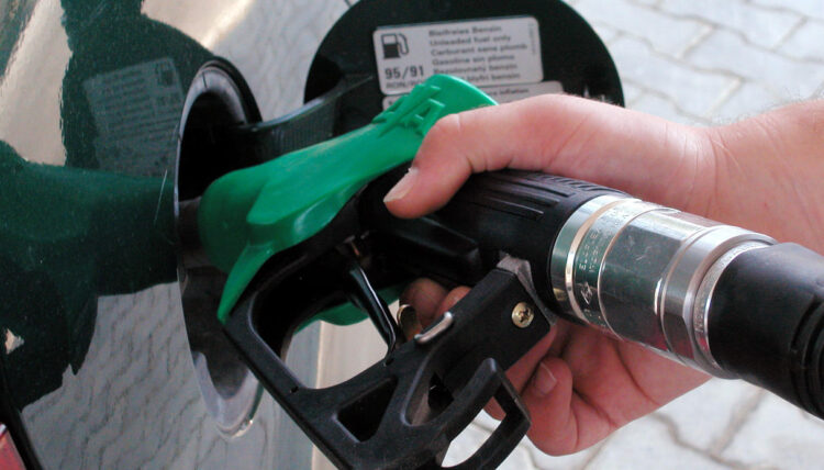 Taglio accise sui carburanti e calo dei prezzi in ritardo, scattano i controlli della GdF