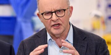 Australia, Albanese contestato in moschea: contro il premier urla e insulti