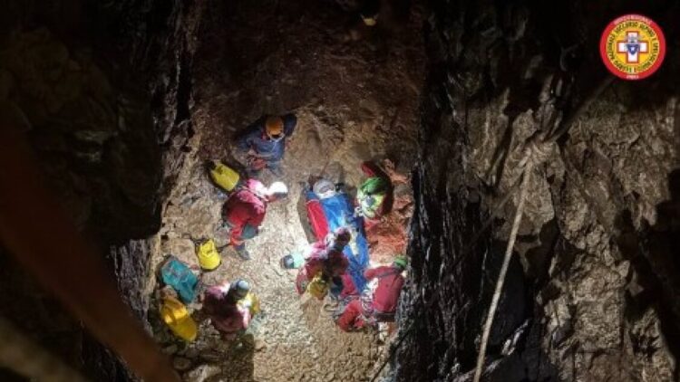 Soccorsa speleologa infortunata a 100 metri di profondità nello spoletino