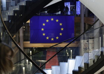 Parlamento Ue chiede di tutelare le opere protette da copyright dall’uso dell’IA