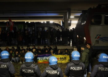 Manifestanti sui binari a Pisa, conclusa la protesta