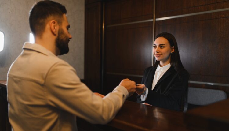 Aumenti da 700 euro a famiglia, cresce l’inflazione in Italia spinta dal turismo