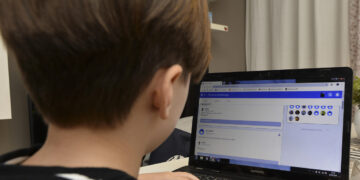 L’esperto: ‘A 13 anni è troppo presto per i social, servono nuove norme’