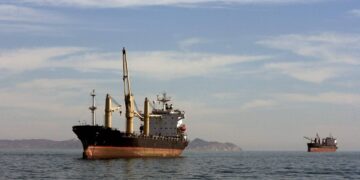 Hormuz e petrolio, Trump: “Usa avanti da soli”. Arriva la nave con 2200 marines