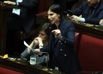 Iran, opposizioni non credono ad appello a coesione: “Meloni vuole lotta nel fango”, Schlein: “Posi la clava”