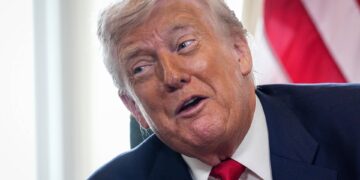 Trump: “Mi hanno detto che Mojtaba Khamenei è gay”