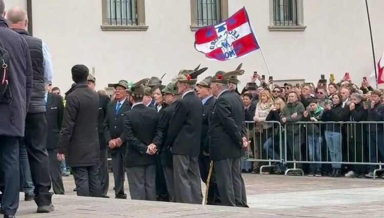 Bossi, il ‘Va, pensiero’ chiude i funerali del Senatur