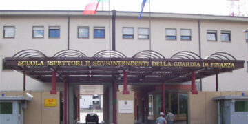 Precipita dal palazzo della scuola della Guardia di Finanza a L’Aquila, gravissima una 22enne