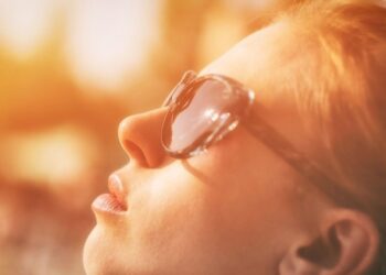 ‘Il sole protegge dal melanoma’, bufera sul post della nutrizionista