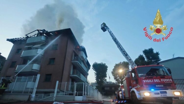 Incendio in appartamento in Brianza, uomo si lancia nel vuoto e muore