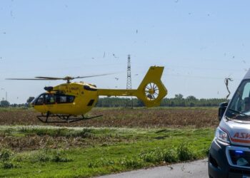 Insegue il pallone e viene travolto dal bus, 12enne gravissimo