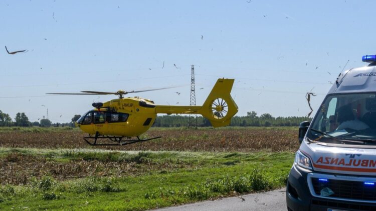Insegue il pallone e viene travolto dal bus, 12enne gravissimo