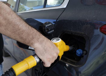 Il petrolio chiude in calo a New York a 100,30 dollari