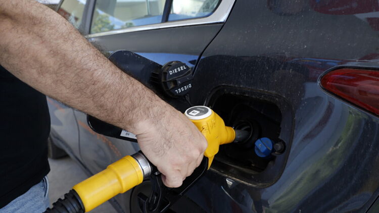 Il petrolio chiude in calo a New York a 100,30 dollari